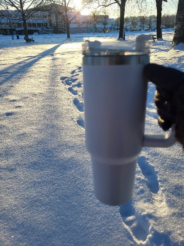 Opplev ultimat bekvemmelighet med vår stilfulle 1-liters Tumbler laget av resirkulert rustfritt stål! Uansett om du er på vei til treningsstudioet, kontoret, har en koselig filmkveld hjemme eller er ute på veien, vil denne Tumbleren bli din trofaste følgesvenn.