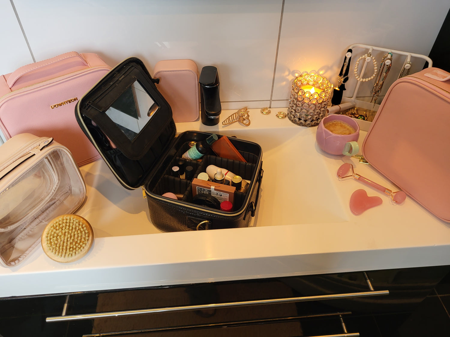 Her finner du alt du trenger om makeupbags /toalettmapper og girls essentials